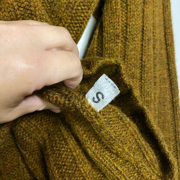 Abercrombie & Fitch Vintage NEW with tag wool sweater; has hole size small - Picture 11 of 14